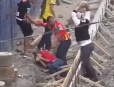 Κόστα Ρίκα: Χούλιγκαν ρίχνει πέτρα σε κεφάλι οπαδού (σκληρό βίντεο)